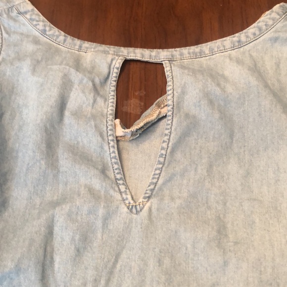 Chambray tank top with key hole in the back - Picture 3 of 4